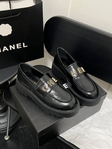 出厂： Chanel 香奈儿 早春新款 字母乐福鞋 一脚蹬乐福鞋 厚底单鞋 春季香家必备爆款，女神系列，拥有香家特色优雅名媛气质，超级耐看，让人无法抗拒，心动
