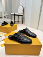 出厂价： 顶级版本路易威登lv Louis Vuott On Fw24 New Arrival～秋冬最新款毛毛拖鞋～这双毛拖也是好好看！皮质的就是非常高级呀！！
