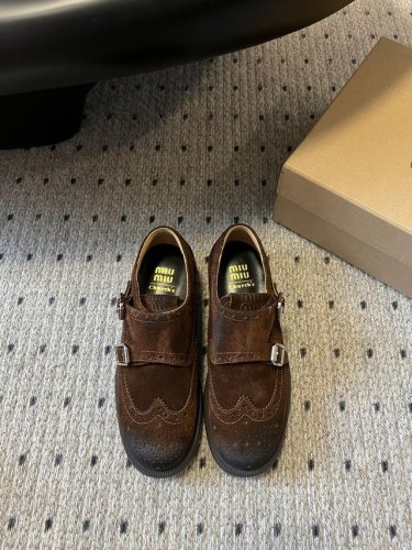 新色来袭 MIU MI* X CHURCH’S 24ss联名乐福鞋 Miu Mi* 刚刚与 Church‘s 合作推出终极秋季鞋款，将正式传统与现代自由精神融为