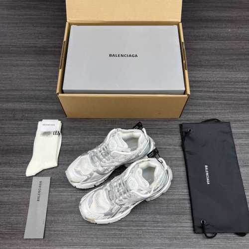 720 纯原版本Balenciaga 巴黎世家-Runner、是通过溢胶、做旧、缝线等细节，展示了设计师 Demna 的运动鞋风格，用一双「旧鞋」传递复古感，后