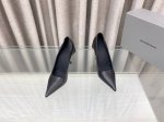 顶级版本，独家首发。Balenciaga官方全新春夏单鞋拖鞋系列： 专柜原版原版购入拆制，一听系列名称就很有“杀伤力”的感觉，有两个超级，一个是超级细长尖头；香