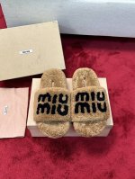 厂价 Miumiu经典秋冬字母毛毛拖鞋 这季节美鞋太多这款毛拖 真的是让我无法自拔真太可爱了～ 毛茸茸的羊毛是选用欧洲进口a级羊毛 我们做到与原版一致满鞋 全部