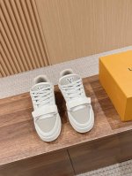 限男码 #路易威登#系列最新运动鞋 品质再次升级、细节超赞 简直不要太好看！官网开售十分钟立刻抢光光的款。 Tpu大底、模具费2W+ 质感媲美原版 垫脚聚米微料