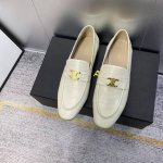 出厂价 Celine赛琳秋季新款乐福鞋 代购级别 Celine源于法国巴黎时尚设计品牌一系列乐福鞋 经典款质感满满.复古条带带扣设计.标志性凯旋门针扣给整体带来