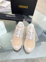 明星同款露思同款versace 全新推出的一款 Sneakers : Galaxia来自范思哲ss25的超轻德训。脚感无敌好男女都可，百搭不挑人。几乎可以驾驭任