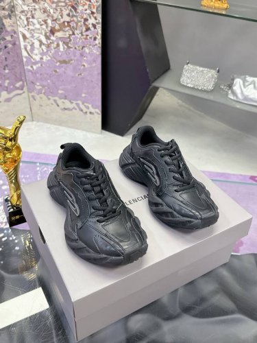 工厂价： Balenciaga 巴黎世家最新爆款 Sneaker系列情侣款老爹鞋运动鞋 整体鞋型汲取了Balenciaga Track和Balenciaga R
