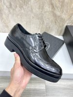 家 普拉-达 经典男士德比鞋 厚底皮鞋来袭 意大利进口牛皮 手工改色擦色牛皮外侧有凹凸立体感logo点缀 内里水染黑色牛皮里 颇具现代都市格调。 轻盈的锯齿状橡
