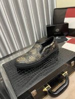 出厂价： 范思哲versace* 最新爆款休闲鞋，顶端品牌奢侈～代购，顶级～质量。鞋面選用进口透气牛皮搭配布料材质透气羊皮垫脚 精细做工。码数: 38-443色
