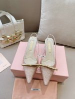 高版本出厂Miumiu*缪缪 24春夏大热走秀款 小猫跟单鞋走秀款出现在各大时装杂志封面 各路明星、小红书博主着用～全新复古上脚尤为惊艳到你的一款闭眼入都是不会