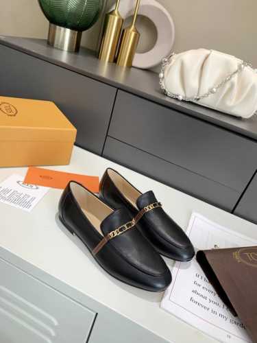 出厂 Tod’S托德斯刘诗诗同款乐福鞋平底鞋 专柜新品经典双t扣英伦风乐福单鞋，款式简洁大气，舒适时尚淑女气质十足乐福鞋懒人休闲必备面料柔软真皮材质，搭载质感金
