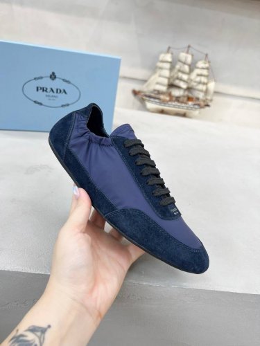 普拉达prada，2025早春男女新款，面料丝光牛反绒，牛皮垫脚，橡胶大底，码数35~45码