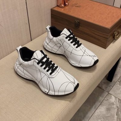 新款: 厂价: Boss* 最新爆款休闲鞋，顶端品牌奢侈～代购，顶级～质量。鞋面選用进口透气牛皮搭配材质透气羊皮垫脚 精细做工。原版个性时尚柔软橡膠耐磨防滑大底