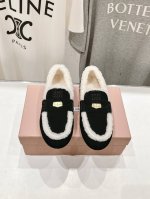 高版本出厂 Miumiu 缪缪2024Ss秋冬走秀款 钱币驾车鞋加毛乐福鞋毛毛鞋 这款永不过时的反绒皮驾车鞋饰有硬币与压花miu徽标，彰显别具一格的经典格调。鞋