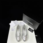 橙子出厂价 CHANEL 香奈儿春夏新款 蝴蝶结拼色芭蕾舞鞋 圆头浅口平底单鞋小香最经典的鞋子，基础单鞋样式，鞋型修长秀气，小巧的圆形鞋头，顶端一枚系绳蝴蝶结点
