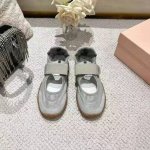 MiuMiu 缪缪 25ss 春夏新款 饼干鞋 阿甘鞋休闲运动鞋miumiu最新爆款 前卫大胆的设计，Miu Miu风格融于此款厚底真丝雨布玛丽珍设计的简约线条