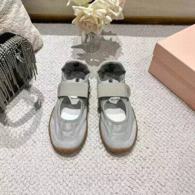 MiuMiu 缪缪 25ss 春夏新款 饼干鞋 阿甘鞋休闲运动鞋miumiu最新爆款 前卫大胆的设计，Miu Miu风格融于此款厚底真丝雨布玛丽珍设计的简约线条