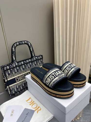 DIOR 5 新品厚底木底拖鞋_________________________以灵动活力，尽展本季时尚格调！木饰洁构更添摩登风采+经典品牌标识装饰，一展精致的