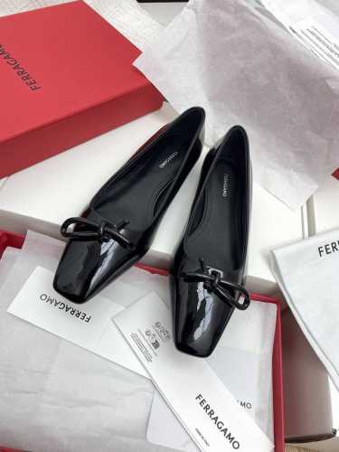 420代购级Ferraga*O菲拉*慕新版Vara蝴蝶结软漆皮平底小方头单鞋 它的材质超级柔软，采用高质量的软漆 皮制作，触感细腻，穿在脚上仿佛有云朵般的舒适感