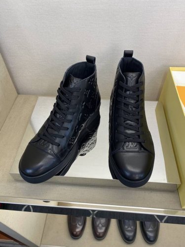 l＊V 高品质，顶尖工艺品 男士时尚经典短靴 正码：39－44 5一10 ，38，45定做 ： 同步发售！货！顶级手工艺意大利全面：原版胎小牛皮压花 超强质感、