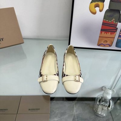 冲量价: 巴宝利burberry 经典格纹平底鞋 迄今为止最不挑人最不限年龄的一款鞋子 谁穿都好看别小瞧布面的成本 我们的鞋面采用三层贴布工艺 单外层格纹进口纤