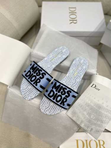 上新cd D-Way .时尚舒适棉质真皮凉鞋拖鞋 原单最高版本，Zp对比做货欢迎任意对比 这款 D-Way 凉拖款式经典，简约优雅。饰以本系列特色allover