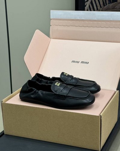代购级版本 miu ss25 new arrival～miu 25春夏软底软面驾车鞋新品有点老钱低调的气质、时髦在线；关键脚感无敌舒适哈！进口小牛皮材质，手工缝