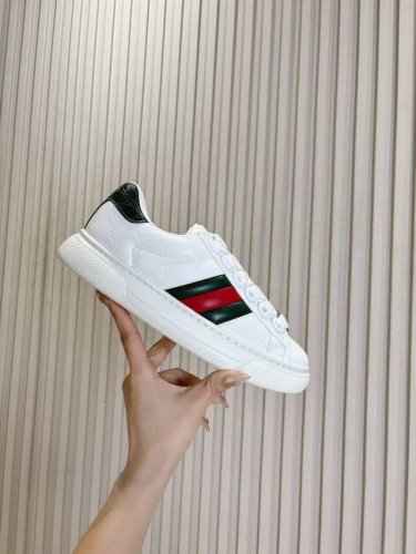 gucci Ace 系列饰织带情侣款运动鞋 面包鞋 小白鞋 广受青睐的ace系列运动鞋持续演绎品牌核心设计美学。在 2024秋冬男士系列中，这款低帮鞋型搭配更厚