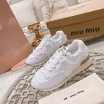 批发价 女鞋 女装 女鞋工厂 Miumiu x New Balance 574联名款NB运动鞋Miu Miu 大秀上爆出的这双与New Balance 新百伦5