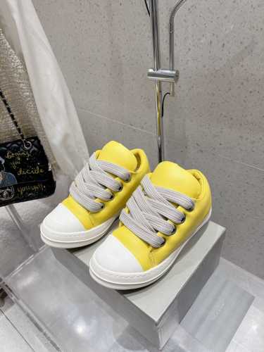 Rick Owens 欧文斯24 绑带面包鞋小面包可可爱爱又潮潮酷酷 真的是早春的时尚利器呢！穿搭适配度满分 轻松摆脱路人感 皮质也是软呼呼的，用料相当考究 上