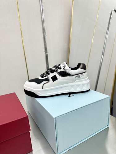 高版本 品牌：Valentino 华伦天奴 等级：最新时装周走秀 情侣 款 ，厚底的独特设计时尚一族特现脚瘦一款百塔的时尚产品 面料：鞋头采用高丝光三角纹牛皮与