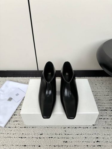 Toteme 小众潮牌 秋冬新款 猫跟方头 短靴 谁说派对着装必须高跟鞋？托托是一个引人注目的理由，与这些优雅矮跟凉鞋。简约大气设计把你的衣服从米迪连衣裙到宽腿