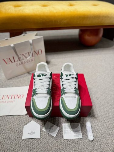 最新走秀款valentino华伦 “情侣限定系列休闲运动情侣款 颜值担当 上脚帅炸，每个颜色都是巨巨巨好看！潮人必备单品 原版订制进口牛皮+压纹粒面小牛皮，所有