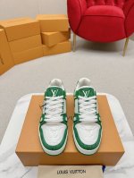 原版开发 品质出货 欢迎对比 LVTRAINER MAXI 胖嘟嘟情侣款运动鞋 天花板级别。对版出货 LV Trainer Maxi运动鞋将成衣系列的宽松廓形引