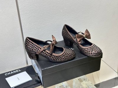 厂价 Chane*｜小香24P秋冬新品走秀 蝴蝶结水钻玛丽珍鞋 本年度最美玛丽珍鞋 无法抗拒的高级与优雅 无论是搭配牛仔裤百褶裙 还是穿去较正式场合都可以的。