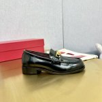 出厂价 真皮底 2024 Valentino 华伦天奴早春时尚爆款一脚蹬乐福鞋火爆上新 气质百搭款 上脚立马slay全场 超简约设计越穿越耐看！时尚 利落的感觉