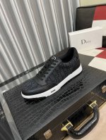 出厂价： 迪奥新款休闲运动鞋 时尚百搭， 版型简洁大气， 面料采用进口牛皮配原版布料，透气内里，原版耐磨橡胶大底，独家新款，实物拍摄，码数：38-443色可选