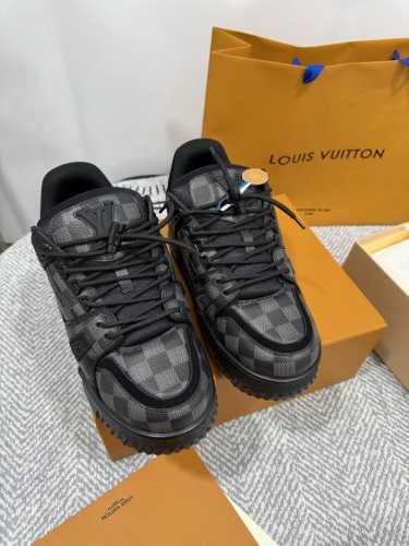 p530 面包鞋 顶级级版本 Lv-路易-威登 Pk市场一切版本 情侣款 走秀新款 篮球板鞋 代购品质 原版1：1开发复刻！！上脚非常舒适 做工精细 鞋面由意大