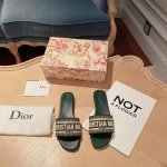 出厂： 粗跟 Dior 迪奥经典 春夏度假系列 刺绣平底拖鞋 跟高：平底、粗跟4.5Cm 码数：34-42