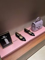 Miu Miu 24S早春新品粗跟 尖头玛丽珍鞋系列！ 满满的少女心，款式设计可爱优雅不乏美艳色彩，简简单单又藏着小心机，优雅大方低调显气质，可咸可甜真的太美了