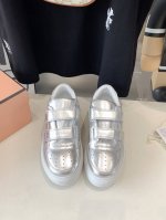 出厂价 Acne Studios 秋冬新款， 厚底轻便魔术贴休闲鞋。由经典笑脸小白鞋升级，搭载厚度 6.5Cm 超轻大底，皮面细腻有光泽，弹性和柔软度也相当 O