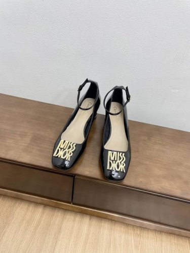 顶级版本dior 迪奥经典巴黎走秀款秋冬新品金属扣圆跟单鞋凉鞋 这款miss单鞋系列巴黎走秀爆款，优雅时尚。采用漆皮皮革精心制作，款式简约，鞋面饰以金色饰面金属