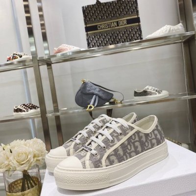 出厂： Size：35-41 41码订做不退换 Dior迪奥新色 刺绣 系列. 图案系带平底休闲鞋