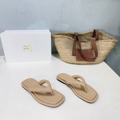 高品质出厂 ！小众潮牌The Row25春夏新款夹脚人字拖沙滩拖鞋！ 休闲夹趾网红同款百搭凉鞋 春夏值得入手的简约单品 简单的风格却自带高级气场的拖鞋 日常度假