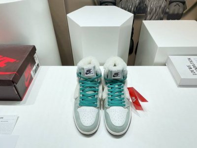 出厂:毛鞋 独家顶级版本 Air Jordan耐克联名23vs秋冬季最新王炸爆款系列 情侣彩色拼毛休闲鞋 唯独一款牛皮拼接纯羊毛的高帮鞋，耐克乔一情侣毛鞋让鞋迷