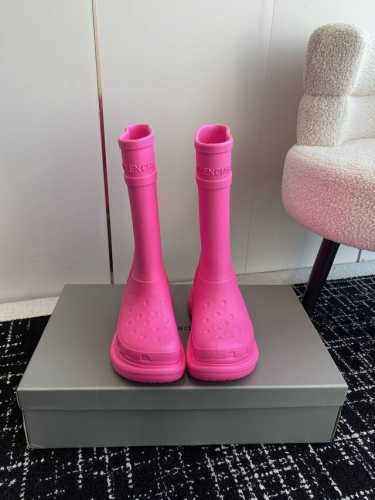 代购级 Balenciaga 巴黎世 家 Vs秋冬新款雨靴系列 新款上架 这款平底在欧美街拍中出境率超高，Ins也是火了一把，调鞋楦都调了一个月 整体线条流畅性