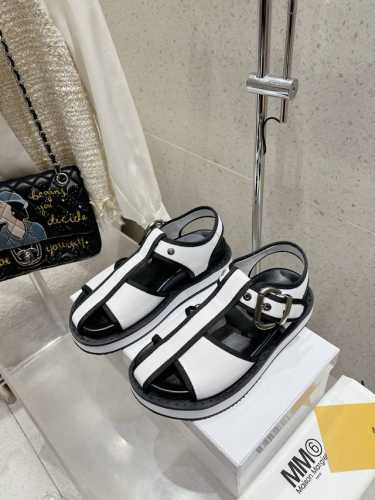 绒面 皮面 Maisom Margiela Mm6马吉拉厚底凉鞋 这双热度超高的单品 必须人手一双入手了 不能错过的单品 炸裂了 独家原版购入开发 不能错过的一