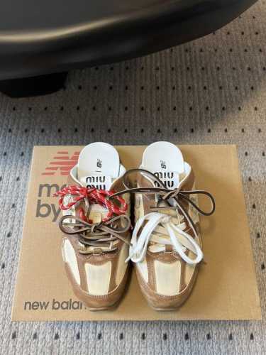 独家新品 Miu Mi* X New Balanc* 球鞋半拖款 大火的Miu运动鞋 终于出半拖了 简直是懒人福音 除了春夏已有的棕色以外，这个联名系列的半拖