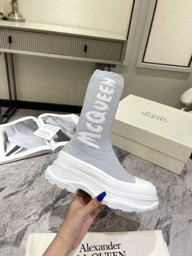 麦昆麦昆飞织袜靴 秋冬新款 McQueen Graffiti针织Tread Slick靴鞋子独特的个性设计，增高瘦腿，瘦腿神款，上脚超有风范#麦昆飞织袜筒靴 罗