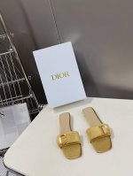 350 代购品质 迪奥Dior春夏新品跟鞋！延续D家永恒经典！这款鞋低调不失华丽 性感又不显张扬 鞋型是大家都爱的秀气款 非常非常显瘦 侧面整个弧度将脚部曲线完