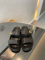 Gucci2024早春系列gg经典老花布沙滩凉鞋由饰经典gg老花帆布织物面料配双g金属扣作为品牌的标志性象征制作而成打造令人惊艳的作品焕新演绎！ 面料：原版定制